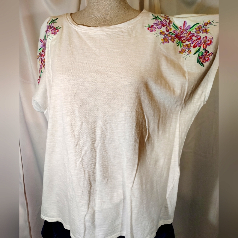 St. John's Bay t-shirt, Cotton, White  Embroiderd Floral, Shrt Sleeve,XXL